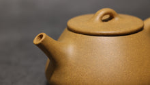 Load image into Gallery viewer, Huangjin Duan Little Shipiao Yixing Teapot 黄金段小平盖石瓢 105ml