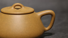 Load image into Gallery viewer, Huangjin Duan Little Shipiao Yixing Teapot 黄金段小平盖石瓢 105ml