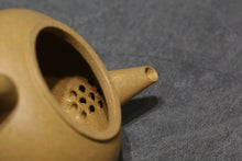 Load image into Gallery viewer, Huangjin Duan Little Shuiping Yixing Teapot 黄金段小水平 100ml