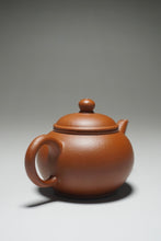 Load image into Gallery viewer, Small Zhuni Shuiping Yixing Teapot 朱泥小水平 70ml