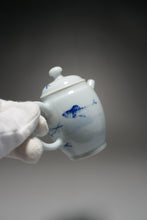 Load image into Gallery viewer, Qinghua Fish Motif Jingdezhen Porcelain Teapot 青花写意小高仕壶 70ml