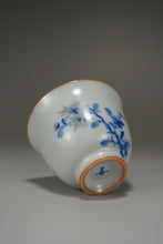 Load image into Gallery viewer, 75ml Qinghua Flowers Moon White Ruyao Teacup 月白汝窑青花花卉杯