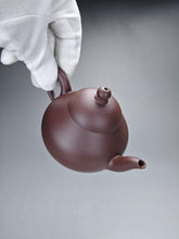 Load image into Gallery viewer, Dicaoqing Pear Yixing Teapot 底槽清梨形壶 150ml