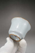 Load image into Gallery viewer, 85ml Moon White Ruyao Horseshoe Teacup 月白汝窑马蹄杯