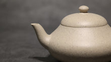 Load image into Gallery viewer, Baiyuduan Pear Yixing Teapot 白玉段梨形壶 140ml
