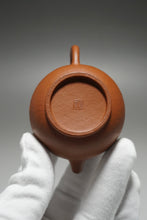 Load image into Gallery viewer, Fully handmade Zhuni Julunzhu Teapot with carving by DaSheng 全手工大生朱泥刻绘巨轮珠 90ml