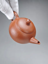 Load image into Gallery viewer, Zhuni Dahongpao Yinchun Shuiping Yixing Teapot 朱泥大红袍寅春水平 105ml