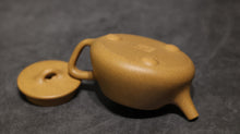 Load image into Gallery viewer, Huangjin Duan Little Shipiao Yixing Teapot 黄金段小平盖石瓢 105ml