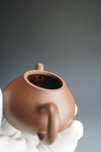 Load image into Gallery viewer, Lao Zini Gourd Yixing Teapot 老紫泥匏瓜 150ml
