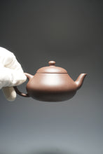 Load image into Gallery viewer, Dicaoqing Pear Yixing Teapot 底槽清梨形壶 150ml