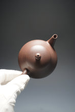 Load image into Gallery viewer, Dicaoqing Pear Yixing Teapot 底槽清梨形壶 150ml