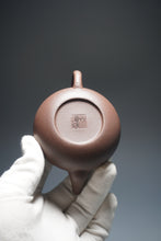 Load image into Gallery viewer, Dicaoqing Pear Yixing Teapot 底槽清梨形壶 150ml