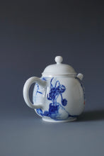 Load image into Gallery viewer, Qinghua Sleeping Cat Jingdezhen Fine Porcelain Teapot by Master KuangShi 青花匡石手绘懒猫巨轮珠 180ml