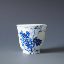 Load image into Gallery viewer, 85ml Qinghua Flower and Bird Jingdezhen Porcelain Teacup by KuangShi 青花匡石手绘花鸟杯