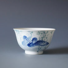 Load image into Gallery viewer, 115ml Qinghua Two Mandarin Ducks Jingdezhen Porcelain Teacup by KuangShi 青花匡石手绘三鸭杯