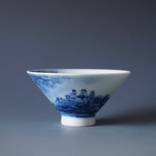 Load image into Gallery viewer, 100ml Qinghua Three People Jingdezhen Porcelain Douli Teacup by KuangShi 青花匡石手绘泼墨三人杯