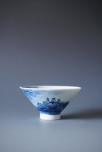 Load image into Gallery viewer, 100ml Qinghua Three People Jingdezhen Porcelain Douli Teacup by KuangShi 青花匡石手绘泼墨三人杯
