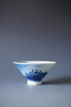 Load image into Gallery viewer, 100ml Qinghua Three People Jingdezhen Porcelain Douli Teacup by KuangShi 青花匡石手绘泼墨三人杯