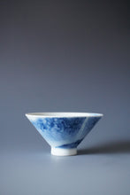 Load image into Gallery viewer, 100ml Qinghua Three People Jingdezhen Porcelain Douli Teacup by KuangShi 青花匡石手绘泼墨三人杯