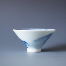 Load image into Gallery viewer, 100ml Qinghua Three People Jingdezhen Porcelain Douli Teacup by KuangShi 青花匡石手绘泼墨三人杯
