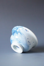 Load image into Gallery viewer, 115ml Qinghua Mountains Jingdezhen Porcelain Teacup by KuangShi 青花匡石匡石手绘泼墨见山杯