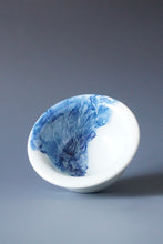 Load image into Gallery viewer, 115ml Qinghua Mountains Jingdezhen Porcelain Teacup by KuangShi 青花匡石匡石手绘泼墨见山杯