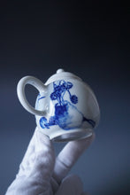 Load image into Gallery viewer, Qinghua Sleeping Cat Jingdezhen Fine Porcelain Teapot by Master KuangShi 青花匡石手绘懒猫巨轮珠 180ml