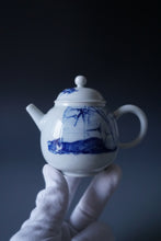 Load image into Gallery viewer, Qinghua Sleeping Cat Jingdezhen Fine Porcelain Teapot by Master KuangShi 青花匡石手绘懒猫巨轮珠 180ml