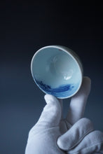 Load image into Gallery viewer, 100ml Qinghua Hermit Jingdezhen Porcelain Teacup by KuangShi 青花匡石手绘泼墨隐士杯