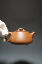 Load image into Gallery viewer, Baoshan Pinggai Shipiao Yixing Teapot 宝山降坡泥平盖石瓢 220ml