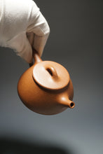 Load image into Gallery viewer, Baoshan Pinggai Shipiao Yixing Teapot 宝山降坡泥平盖石瓢 220ml