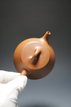 Load image into Gallery viewer, Baoshan Pinggai Shipiao Yixing Teapot 宝山降坡泥平盖石瓢 220ml