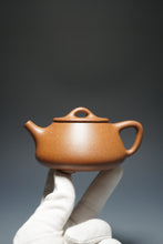 Load image into Gallery viewer, Baoshan Pinggai Shipiao Yixing Teapot 宝山降坡泥平盖石瓢 220ml