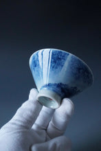 Load image into Gallery viewer, 100ml Qinghua Three People Jingdezhen Porcelain Douli Teacup by KuangShi 青花匡石手绘泼墨三人杯