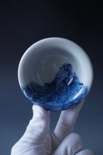 Load image into Gallery viewer, 115ml Qinghua Mountains Jingdezhen Porcelain Teacup by KuangShi 青花匡石匡石手绘泼墨见山杯