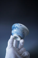 Load image into Gallery viewer, 115ml Qinghua Mountains Jingdezhen Porcelain Teacup by KuangShi 青花匡石匡石手绘泼墨见山杯