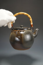 Load image into Gallery viewer, Wood Fired Huanglong Shan Zini Yixing Clay Round Kettle No.2 柴烧夹砂黄龙山紫泥烧水壶 820ml
