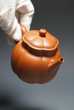 Load image into Gallery viewer, Fully Handmade Hongpilong Jingwen Yanxin Yixing Teapot by Jiang Jianrong 全手工姜建荣红皮龙筋纹言心 210ml