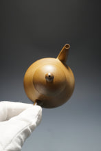 Load image into Gallery viewer, Wood Fired Benshan Lüni Pear Yixing Teapot 本山绿泥柴烧梨形 150ml