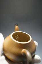 Load image into Gallery viewer, Wood Fired Benshan Lüni Pear Yixing Teapot 本山绿泥柴烧梨形 150ml