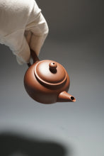 Load image into Gallery viewer, Lao Zini from Huanglong Shan No. 5 Mine Shuiping Yixing Teapot 老紫泥水平 130ml