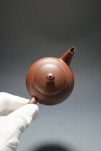 Load image into Gallery viewer, Lao Zini from Huanglong Shan No. 5 Mine Shuiping Yixing Teapot 老紫泥水平 130ml