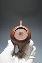 Load image into Gallery viewer, Lao Zini from Huanglong Shan No. 5 Mine Shuiping Yixing Teapot 老紫泥水平 130ml