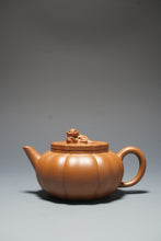 Load image into Gallery viewer, Fully Handmade Jiangponi Jingwen Lion Head Yixing Teapot by Feng Tao 全手工冯涛降坡泥筋纹小绣狮 145ml