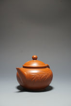 Load image into Gallery viewer, Fully Handmade Zhuni Shuiping Teapot with carvings of bamboo by Fan Yayun 全手工范亚云朱泥竹刻水平 150ml