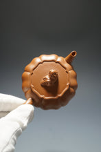 Load image into Gallery viewer, Fully Handmade Jiangponi Jingwen Lion Head Yixing Teapot by Feng Tao 全手工冯涛降坡泥筋纹小绣狮 145ml