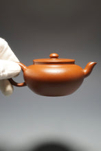 Load image into Gallery viewer, Zhuni Wide Pinggai Lianzi Yixing Teapot 朱泥平盖莲子 150ml