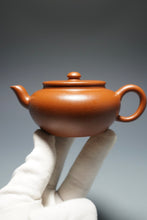 Load image into Gallery viewer, Zhuni Wide Pinggai Lianzi Yixing Teapot 朱泥平盖莲子 150ml