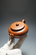 Load image into Gallery viewer, Zhuni Wide Pinggai Lianzi Yixing Teapot 朱泥平盖莲子 150ml