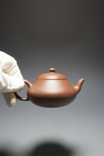 Load image into Gallery viewer, 5 Colour Clay Pear with Curved Base Yixing Teapot 五色土紫砂梨形壶 140ml